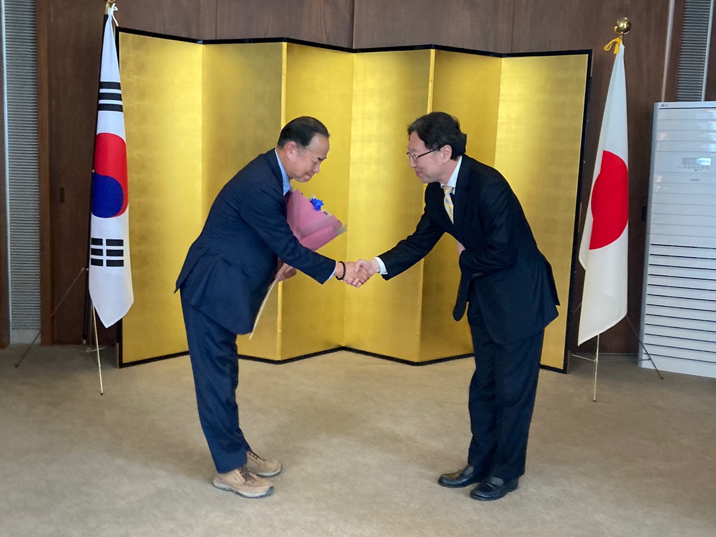 DGFEZ 元日本投資誘致 担当者(崔宗燮)在釜山日本国総領事館の在外公館長表彰受賞